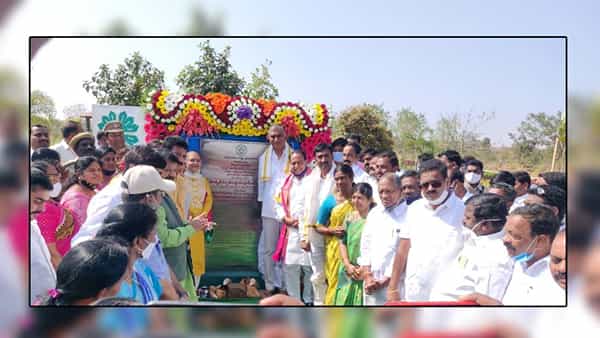 గజ్వేల్ సిగలో మరో కలికితురాయి.. సంగాపూర్లో అర్బన్ ఫారెస్ట్ పార్క్ను ప్రారంభించిన మంత్రులు