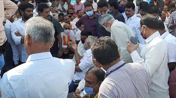 విశాఖ స్టీల్ ఫైట్ : పాత మిత్రులను మళ్లీ కలిపింది. గంటా, అవంతి - మధ్యలో నారాయణ
