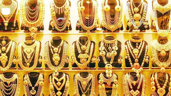 Gold Cost Today(04-02-2021): మహిళలకు గుడ్ న్యూస్ .. పరుగులు ఆపిన పసిడి.. ఈరోజు బంగారం ధర ఎంతో తెలుసా..!
