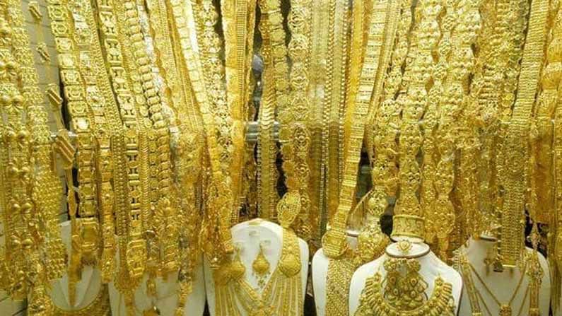 Gold Price Today: బంగారం కొనాలనుకునేవారికి మంచి ఛాన్స్.. హైదరాబాద్‏లో 22 క్యారెట్ల గోల్డ్ రేట్ ఎంతంటే..