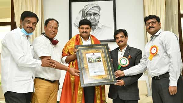 కోటి వృక్షార్చనకు అపూర్వ గౌరవం.. “విశ్వగురు వరల్డ్ రికార్డ్స్” పురస్కారం అందుకున్న గ్రీన్ ఛాలెంజ్ టీం