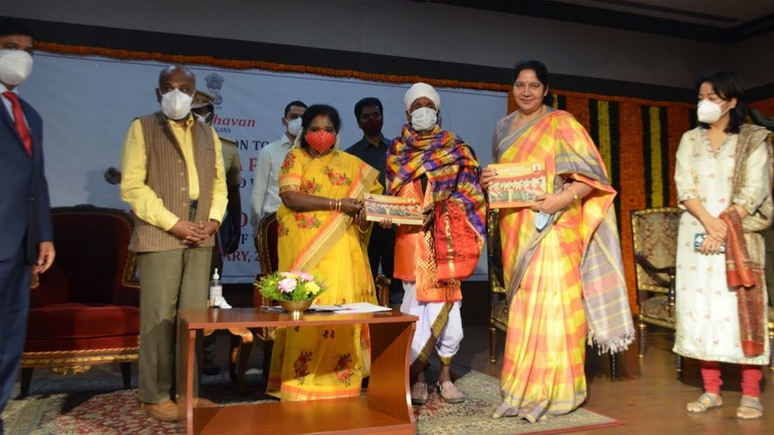 గుస్సాడి గురువుకు రాజ్భవన్లో ఘనంగా సన్మానం.. పద్మశ్రీ కనకరాజుతో కలిసి గవర్నర్ తమిళిసై గుస్సాడి నృత్యం