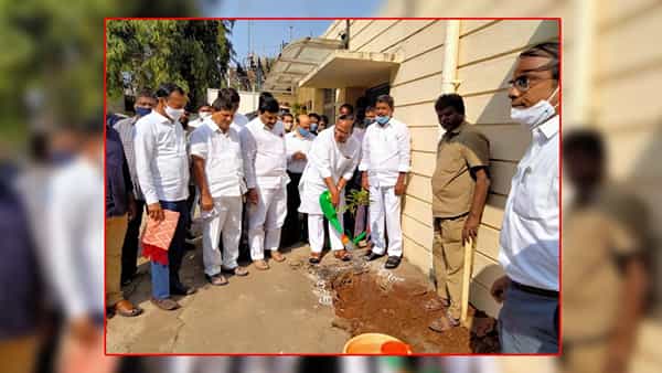 గ్రీన్ ఇండియా ఛాలెంజ్ ను స్వీకరించిన శాసన మండలి చైర్మన్.. మండలి ప్రాంగణంలో మొక్కలు నాటిన గుత్తా సుఖేందర్రెడ్డి