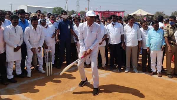 హరీశ్రావు బ్యాటింగ్ అదుర్స్.. కేసీఆర్ క్రికెట్ టోర్నమెంటులో బ్యాట్ ఝలిపించిన ఆర్థిక మంత్రి