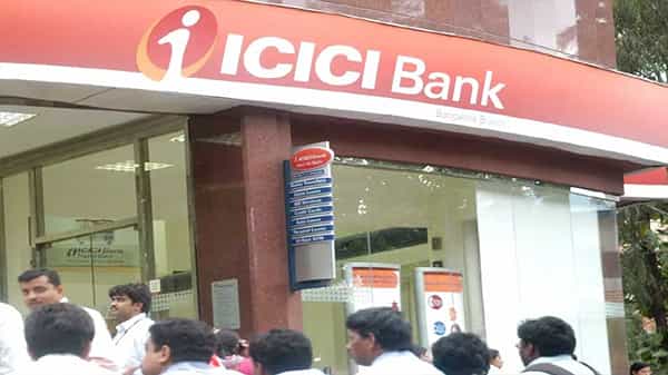 కస్టమర్లకు అదిరిపోయే ఆఫర్ అందిస్తున్న ICICI బ్యాంక్.. వారి కోసం పే లేటర్ అందుబాటులోకి.. ఎలాగో తెలుసా..