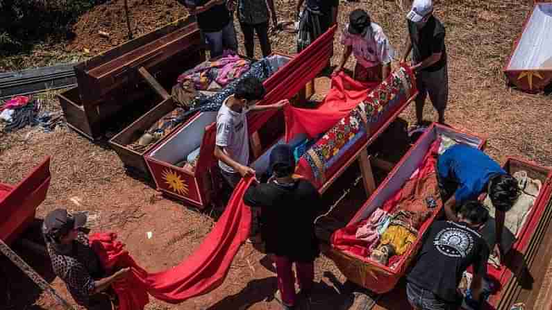 Cleaning of The Corpses: సమాధి నుంచి మృత దేహాన్నివెలికి తీసి సంవత్సరీకం జరిపే గ్రామం..