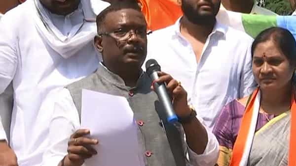 టీఆర్ఎస్, కాంగ్రెస్ మధ్య జాబ్స్ ఫైట్.. గన్పార్క్ దగ్గర కుర్చీ వేసుకుని కాంగ్రెస్ వెయిటింగ్..