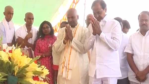మహబూబ్నగర్లో సీఎం కేసీఆర్ పర్యటన.. ఎక్సైజ్ మంత్రి శ్రీనివాస్గౌడ్ తండ్రికి నివాళులు