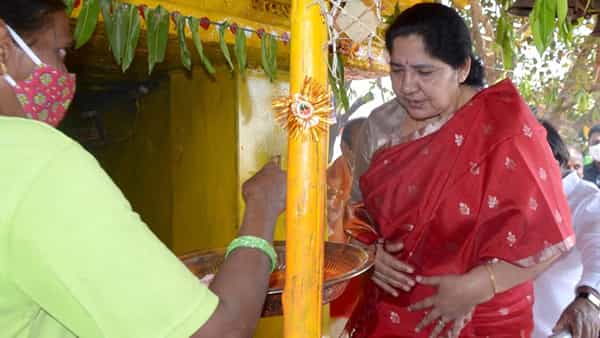 మేడారం మినీ జాతర ప్రారంభం.. సమ్మక్క, సారక్క అమ్మవార్లను దర్శించుకున్న మంత్రి సత్యవతి రాథోడ్