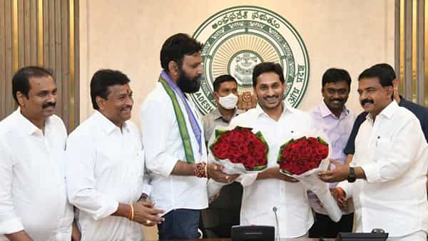 సచివాలయంలో సీఎం జగన్తో భేటీ అయిన మంత్రులు.. పంచాయతీ ఎన్నికల ఫలితాలపై పరస్పరం అభినందనలు