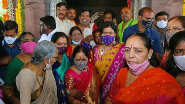 జోగులాంబ అమ్మవారి సన్నిధిలో సీఎం కేసీఆర్ కుటుంబం.. వార్షిక బ్రహ్మోత్సవాల్లో ప్రత్యేక పూజలు