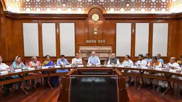 మార్చి 1వ తేదీ నుంచి రెండో దశ వ్యాక్సినేషన్, 10 కోట్ల మందికి పంపిణీ, కేంద్ర కేబినెట్ భేటీలో కీలక నిర్ణయాలు