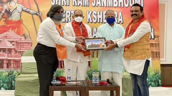 Naresh Donation For Ram Mandir : రామ మందిర నిర్మాణానికి విరాళం ఇచ్చిన సీనియర్ నరేష్.. అందరూ ముందుకు రావాలని పిలుపు