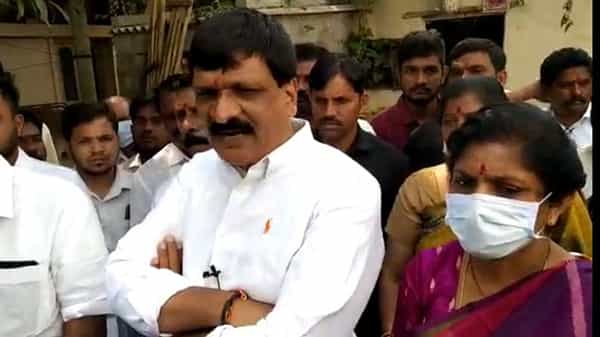 నేరేడ్మెట్ విద్యార్థిని ఆత్మహత్య కలకలం, స్కూల్ యాజమాన్యంపై ఎమ్మెల్యే సీరియస్, ఫీజులు మాఫీ చేయాలని కేటీఆర్కు వినతి
