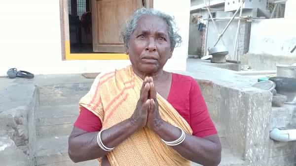 ఏడు పదులు దాటిన వృద్ధురాలు.. పంచాయతీ ఎన్నికల్లో నామినేషన్.. ప్రజా సేవకు వయసు అడ్డు కాదంటున్న అక్కమ్మ..
