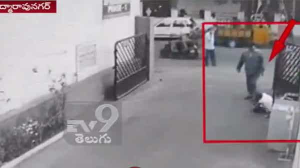 Breaking : హైదరాబాద్ లో దారుణ ఘటన.. వృద్ధుడైన వాచ్ మెన్పై విచక్షణారహితంగా దాడి చేసిన ప్లాట్ యజమాని