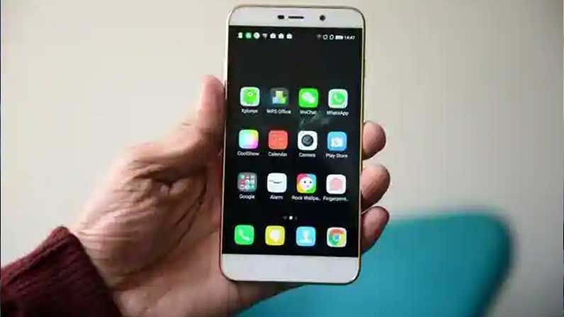 అనంతరం Find My Device  ఫోన్ యొక్క లొకేషన్ ను ట్రేస్ చేసి.. మ్యాప్ లో దాని లొకేషన్ చూపిస్తుంది.  ఫోన్ను ట్రాక్ చేయడానికి మూడు ఆప్షన్లను ను చూపిస్తుంది.  సౌండ్ ప్లే, సెక్యూర్ డివైజ్ మరియు ఎరేజ్ డేటా.
