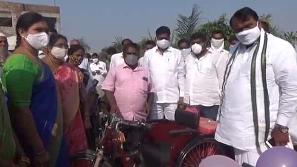 కామారెడ్డి జిల్లాలో స్పీకర్ పోచారం పర్యటన.. అంగన్వాడీ టీచర్లకు నూతన వస్త్రాలు.. వికలాంగులకు సైకిళ్ల పంపిణీ