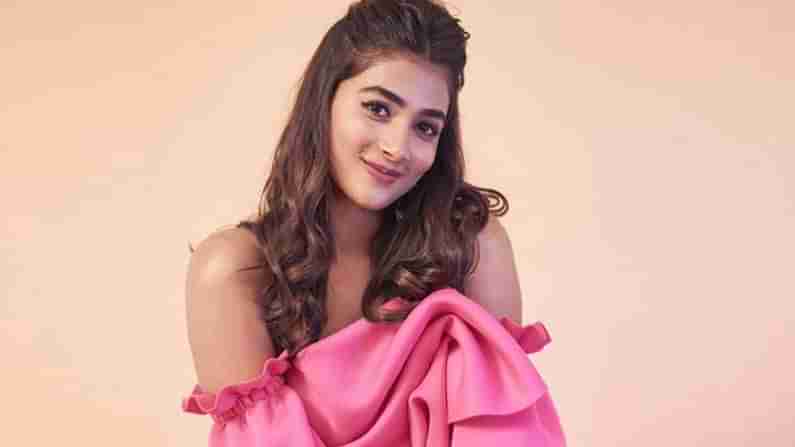 Pooja Hegde: సౌత్, నార్త్.. రెండు చోట్లా దుమ్ములేపుతున్న బుట్టబొమ్మ.. రెండు ఇండస్ట్రీలు తన సొంతమట