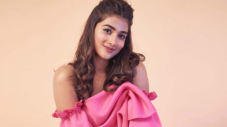 Pooja Hegde: సౌత్, నార్త్.. రెండు చోట్లా దుమ్ములేపుతున్న బుట్టబొమ్మ.. రెండు ఇండస్ట్రీలు తన సొంతమట