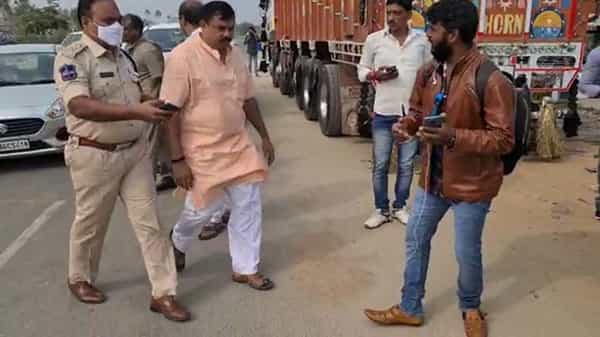 రాజాసింగ్ను అదుపులోకి తీసుకున్న పోలీసులు.. వరంగల్ వెళ్తుండగా ఘట్కేసర్ వద్ద అడ్డగించిన ఎసీపీ భుజంగరావు