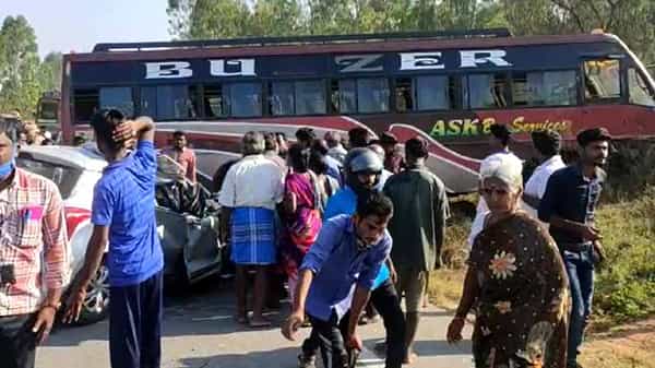 Road Accident: చిత్తూరు జిల్లాలో ఘోర ప్రమాదం.. ప్రైవేటు బస్సు ఢికొని తండ్రీకుమారుడు మృతి