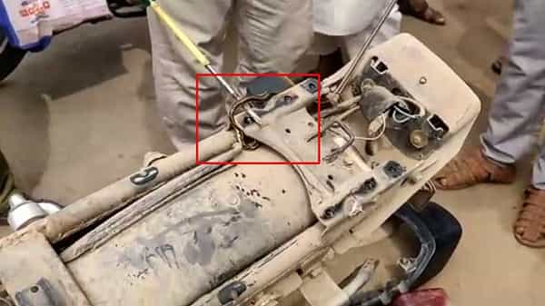 Snake Found in Bike: బైక్లోకి దూరిన పాము ముప్పుతిప్పలు పెట్టింది.. పార్ట్స్ మొత్తం విడదీయాల్సి వచ్చింది.. చివరకు