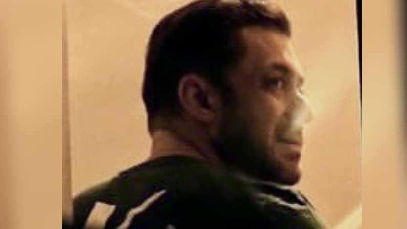 'నో స్మోకింగ్ జోన్'లో సిగరేట్ కాల్చిన బాలీవుడ్ స్టార్ హీరో సల్మాన్.. ట్రోల్ చేస్తున్న నెటిజన్స్..