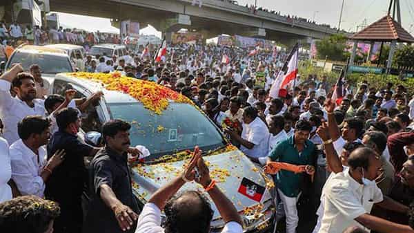 శశికళ బెంగళూరు టు చెన్నై జర్నీ కాస్ట్ ఎంతో తెలుసా.? 23 గంటల ప్రయాణానికి 2 వందల కోట్లట.!