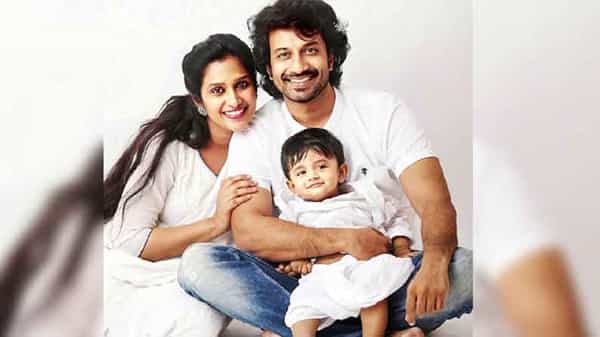 Actor Satyadev : ఫ్యామిలీ ఫోటోని షేర్ చేసిన హీరో సత్యదేవ్.. సోషల్ మీడియాలో వైరల్