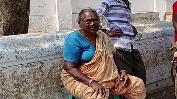 మాయమైపోతున్నడమ్మ మనిషన్నవాడు.. కని, పెంచి, ప్రయోజకులను చేసిన అమ్మను ఇంట్లో నుంచి గెంటేశారు