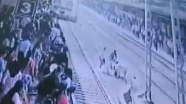 #WATCH: రైలు పట్టాలపై వ్యక్తి ఆత్మహత్యాయత్నం.. రెప్పపాటులో కాపాడిన రైల్వే పోలీసులు.. వీడియో