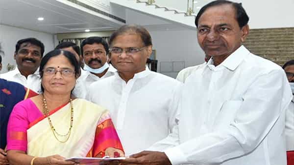 పీవీ కుమార్తెకు బీఫారం అందజేసిన సీఎం కేసీఆర్.. ఎమ్మెల్సీ ఎన్నికలపై టీఆర్ఎస్ నేతలకు దిశానిర్ధేశం చేసిన సీఎం కేసీఆర్