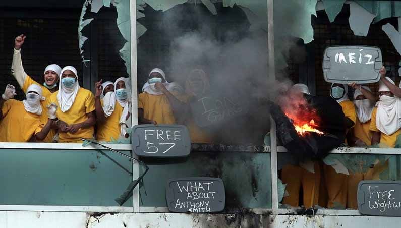 Inmates at St. Louis jail Set Fire:  కరోనా నివారణ కోసం అధికారుల కట్టడి.. అసహనంతో జైల్లో  బీభత్సం సృష్టించిన ఖైదీలు