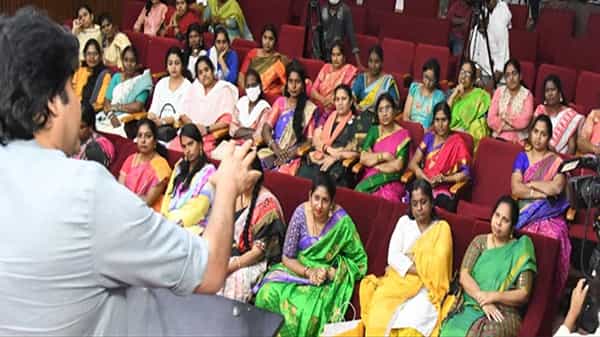 తెలంగాణలోని సైన్యాన్ని రాజకీయ కదనరంగంలోకి మళ్లిస్తున్నాడు, షర్మిల కొత్త పార్టీ వేళ, సేన విస్తరణకు సై అంటున్నాడు.. ఏమిటి అంతరార్థం.?