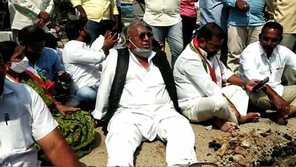 హన్మకొండలో వీహెచ్ బైఠాయింపుతో ఉద్రిక్తత.. ఆ విగ్రహం తొలగించిన చోటే ప్రతిష్టించాలని డిమాండ్