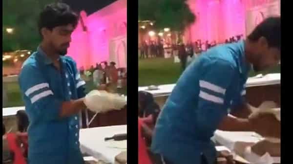 Viral: తినే రోటీలపై ఉమ్మి వేస్తున్న యువకుడు.. వైరల్ అవుతున్న వీడియో.. దుమ్మెత్తి పోస్తున్న నెటిజన్లు