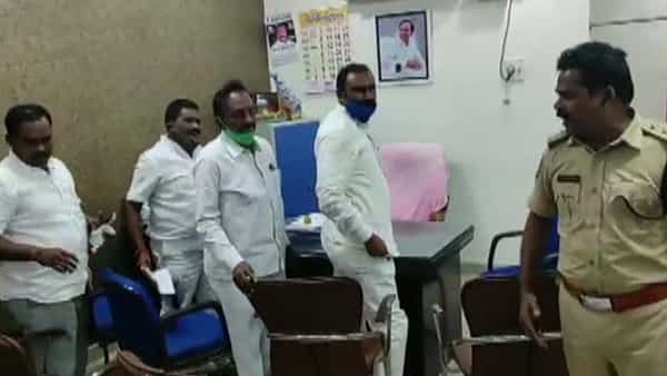 కార్పోరేటర్ల భర్తలైతే ఏంటి.. మీకు ఇక్కడేం పని.. మున్సిపల్ కార్యాలయంలో ముచ్చెమటలు పట్టించిన ఆ ఏసీపీ
