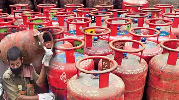 LPG Gas Connections: మోదీ సర్కార్ కీలక నిర్ణయం.. రానున్న రెండేళ్లలో ఉచితంగా కోటి మందికి ఎల్పీజీ గ్యాస్ కనెక్షన్