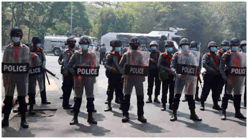 నిరసనకారులపై షూట్ చేయలేక, మయన్మార్ నుంచి భారత్ పారిపోయి వస్తున్న పోలీసులు.