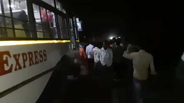 Road Mishap: ముందు బస్సు.. వెనుక లారీ.. ఒక్కసారిగా ఫెయిల్ అయిన బ్రేకులు.. క్షణంలో అంతా గందరగోళం..