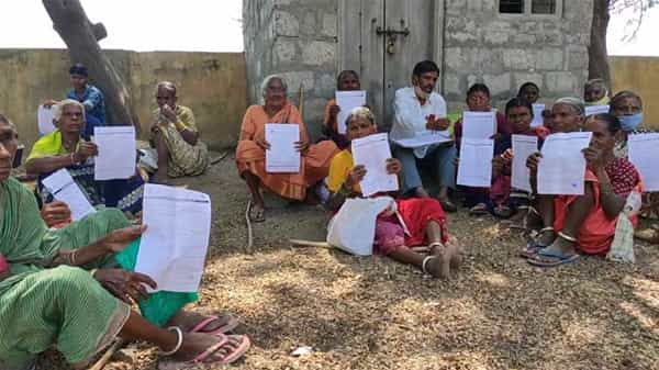 రేషన్ బియ్యంకోసం ప్రాణాలు పోయే పరిస్థితి.. వృద్ధ మహిళలకు సంకటంగా మారిన ఓటీపీ లింక్ విధానం
