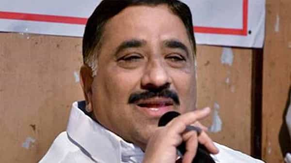 Muncipal Officers Notices: మాజీ మంత్రి కాల్వ శ్రీనివాసులుకు నోటీసులు జారీ చేసిన మున్సిపల్ అధికారులు