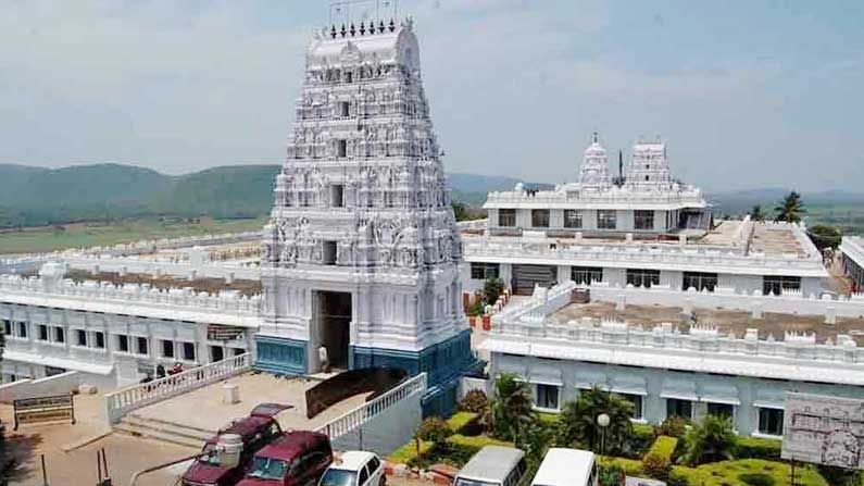 Annavaram Temple: అన్నవరం రత్నగిరిపై మద్యం సేవించిన భక్తులు.. ఆలయ ఉద్యోగిపై వేటు..