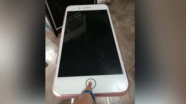 Online Shopping: తక్కువ ధరకే యాపిల్ ఐఫోన్ కొన్నానని సంబరపడిపోయాడు.. అంతలోనే వచ్చిన అర్డర్ను చూసి కస్టమర్ ఫ్యూజుల్ ఔట్..