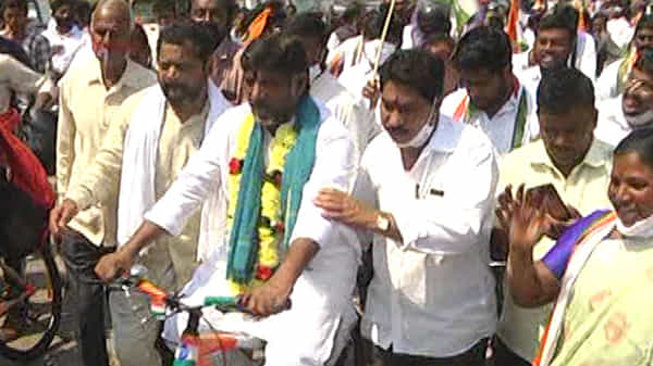 సైకిల్ ర్యాలీతో ప్రచారం నిర్వహించిన కాంగ్రెస్.. పెరిగిన ధరలకు నిరసనగా ఆ పార్టీలను ఓడించాలన్న భట్టి