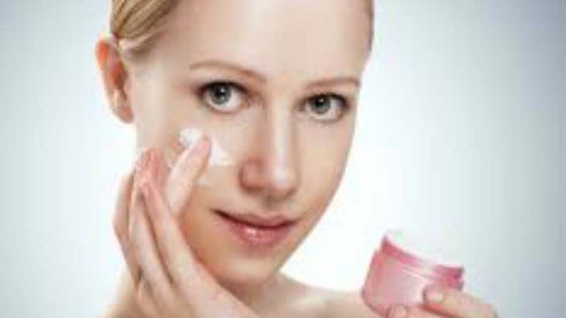 వేసవికాలంలో చర్మాన్ని చాలా పదిలంగా చూసుకోవాల్సి ఉంటుంది. ఈ కాలంలో వేడి అధికంగా ఉండడం వల్ల చర్మ సౌందర్యం దెబ్బతినే అవకాశాలు ఎక్కువ. అందుకే రోజంతా చర్మం పై తేమ ఉండేలా చూసుకోవాలి. ఇందుకోసం వాటర్ కలిసిన మాయిశ్చరైజింగ్ క్రీమును రాసుకోవాలి. దానికంటే ముందుగా ముఖంపై రోజ్ వాటర్‌ను రాసుకుంటే మంచిది.