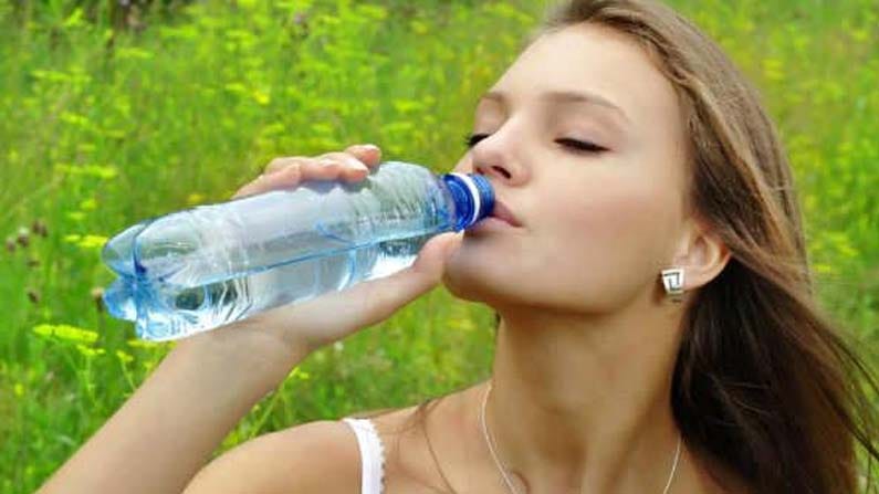 అన్నింటికంటే ముందుగా చేయాల్సింది ఎక్కువ నీటిని తాగడం. సాధారణంగా మిగతా కాలాల్లో మీరు తీసుకుంటున్న నీటి కంటే రెండింతలు అధికంగా తీసుకోవాలి.