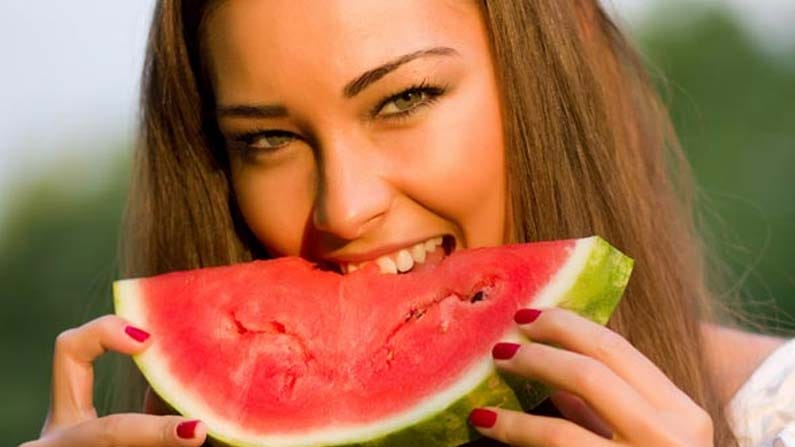 లైట్ ఫుడ్స్ తేలికగా జీర్ణమయ్యే ఆహారాన్ని కొంచెం కొంచెంగా తీసుకోండి. విలువైన పోషకాలుండే పుచ్చకాయ, ద్రాక్ష, కర్భూజ లాంటి పండ్లరసాలను ఎక్కువగా తీసుకోండి. మధ్యమధ్యలో చల్లని మజ్జిగ, కొబ్బరి నీరు తాగడం మరింత మంచిది. దీనివల్ల చర్మం తాజాగా ఉంటుంది.