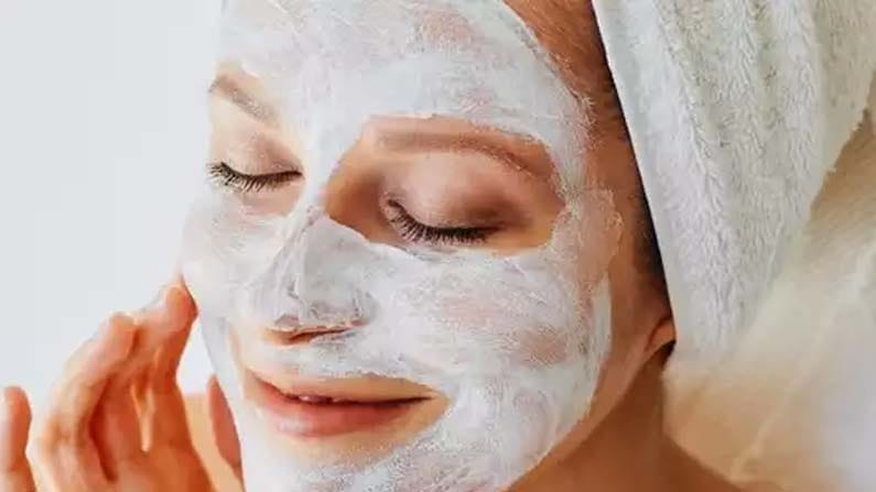 టమాటా, నిమ్మరసంతో ముఖానికి ప్యాక్ వేసుకుంటే చర్మంపై జిడ్డు పూర్తిగా వదిలిపోతుంది. అంతేకాదు ముఖంపై ఉన్న బ్లాక్‌హెడ్స్ కూడా తగ్గిపోతాయి. ముఖంపై ర్యాషెస్ లేదా మొటిమలు ఉంటే మాత్రం నిమ్మరసాన్ని ఉపయోగించవద్దు.